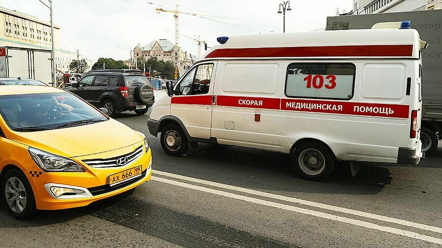 Московский таксист набросился с ножом на водителя скорой помощи