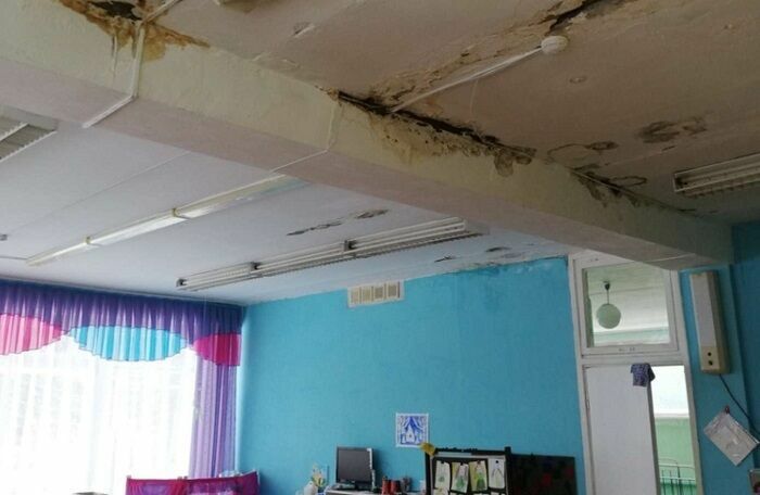 В уральском детском саду на детей падает потолок