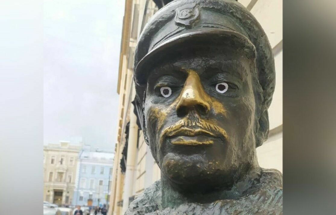 В Санкт-Петербурге вандалы приклеили глаза скульптуре Остапа Бендера