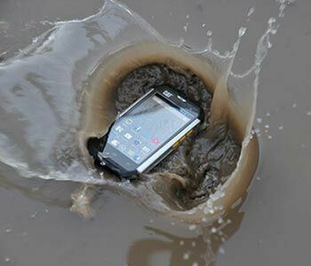 Москвич вызвал «скорую», чтобы «спасти» смартфон, упавший в Москву-реку