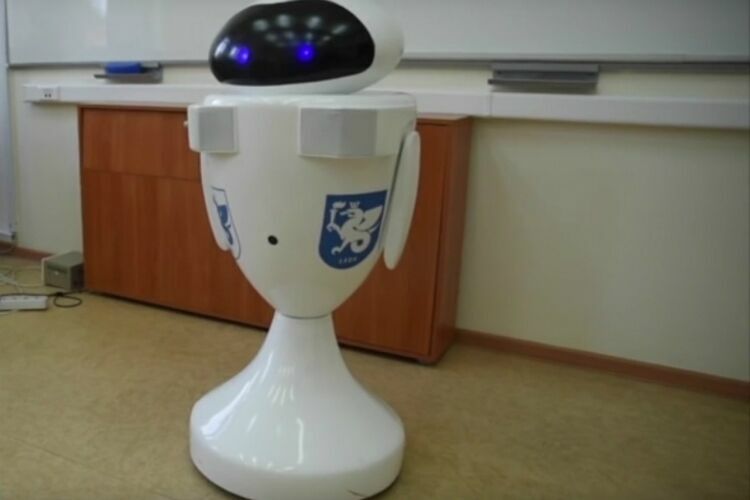 Первый в России робот-учитель провел урок в казанском лицее