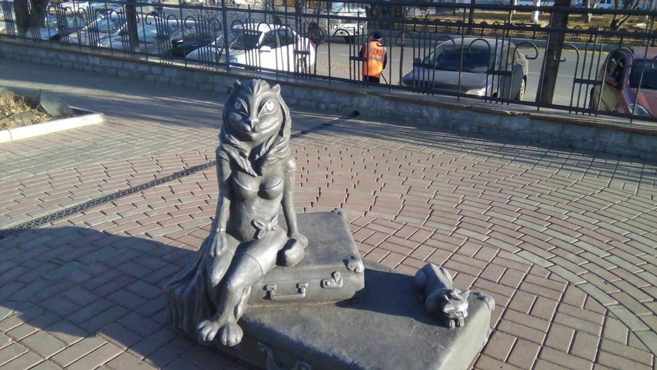 Жители Кургана добились демонтажа скульптуры «Кошка на чемоданах»