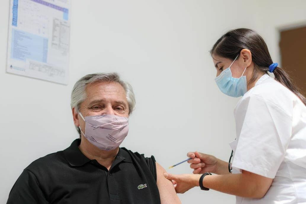 Президент Аргентины сделал прививку российской вакциной от коронавируса
