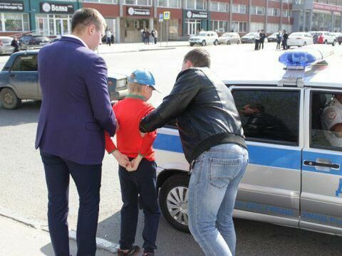 ФотКа дня: в Саратове на митинге полицейские задержали ребенка