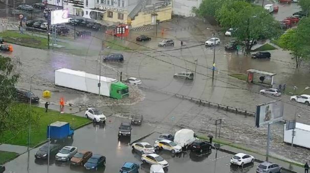 В Москве затопило проезжую часть на Боровском шоссе