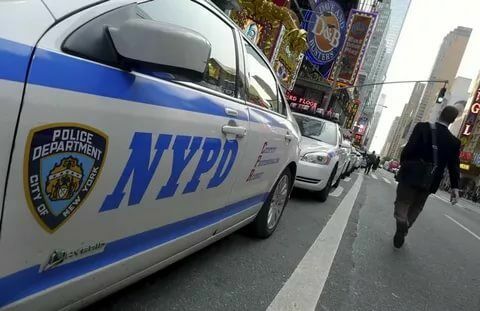 В Нью-Йорке на Манхэттене автомобиль врезался в толпу пешеходов