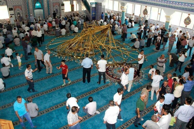 На прихожан турецкой мечети рухнула огромная люстра