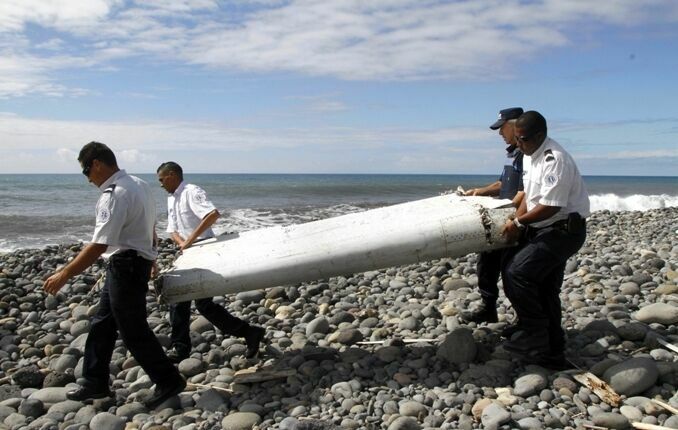 Найденный на Реюньоне обломок принадлежит пропавшему малазийскому лайнеру