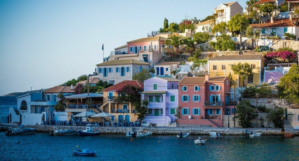 Греция ввела новые ограничения и обязательные тесты на коронавирус для туристов