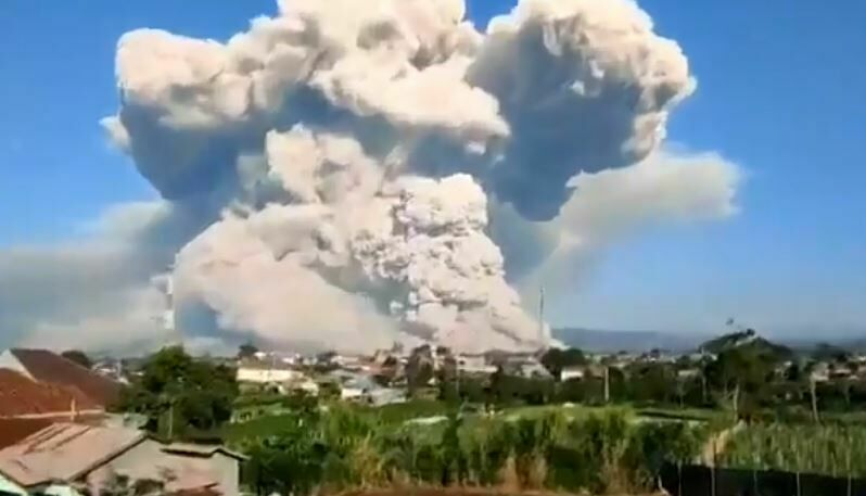 Вулкан в Индонезии выбросил пепел на высоту в пять километров