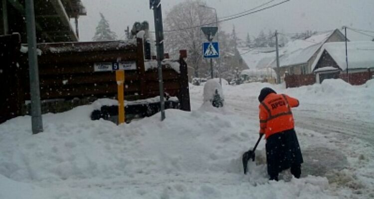 Красную Поляну  расчищают от снега чиновники и волонтеры