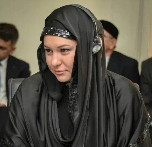 Чиновница из Татарстана надела хиджаб для встречи с арабскими партнерами