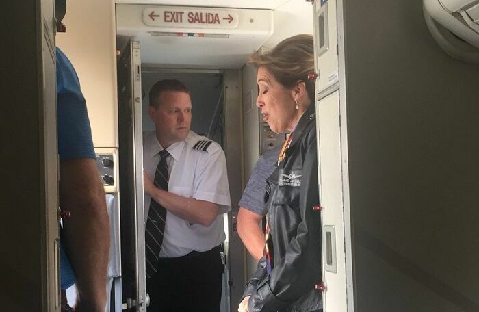 Женщина-пилот посадила Боинг-737 на одном двигателе