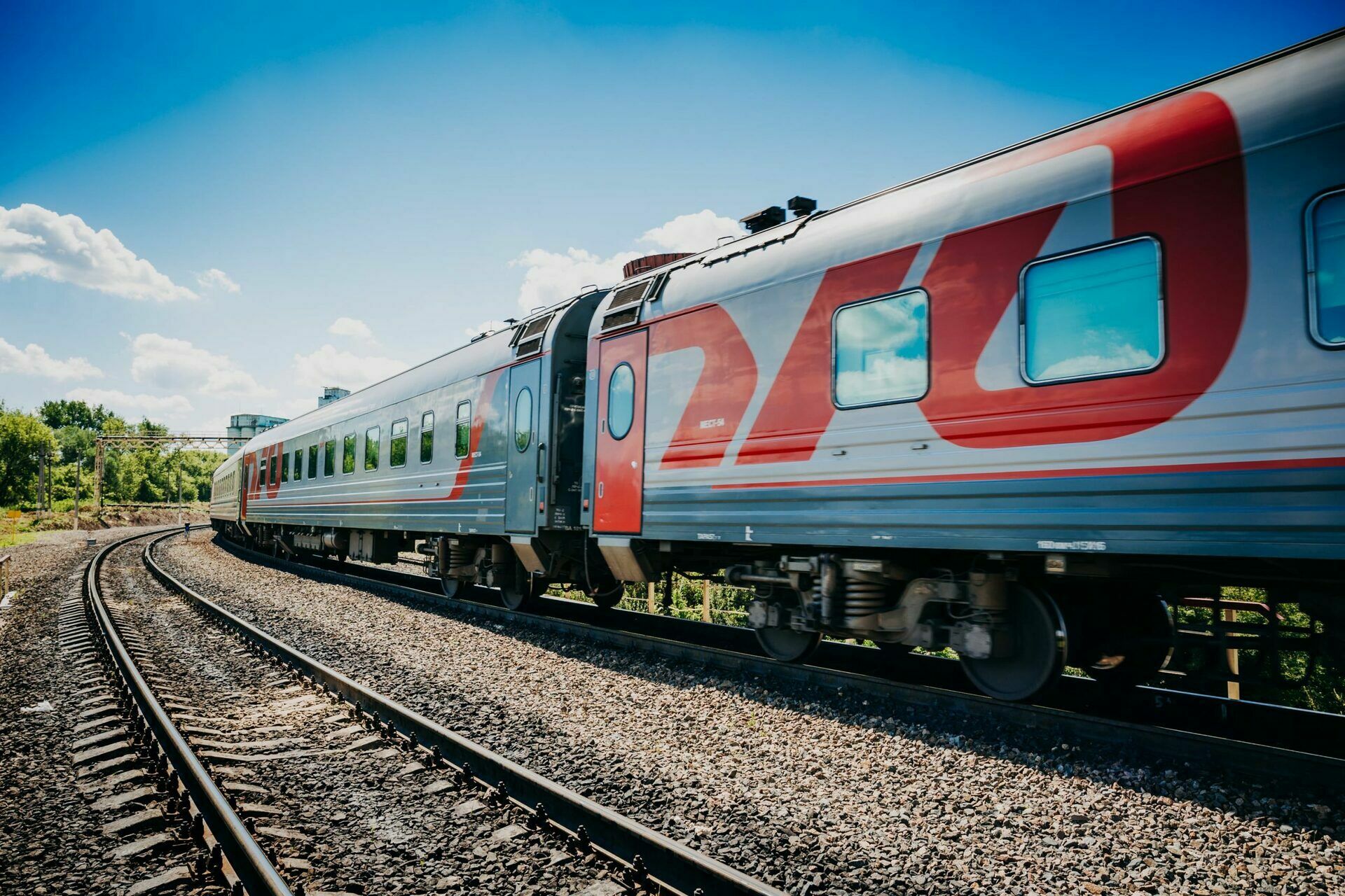 РЖД временно останавливает 44 поезда из-за падения спроса