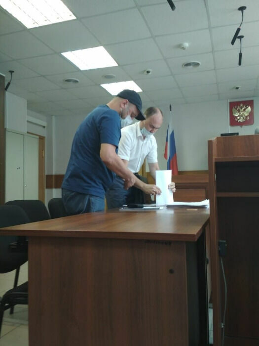 Алексей Курицын и его адвокат В.Усманский намерены серьезно  "защищаться" от инвалида первой группы Ольги Лариной. Фото  livejournal.