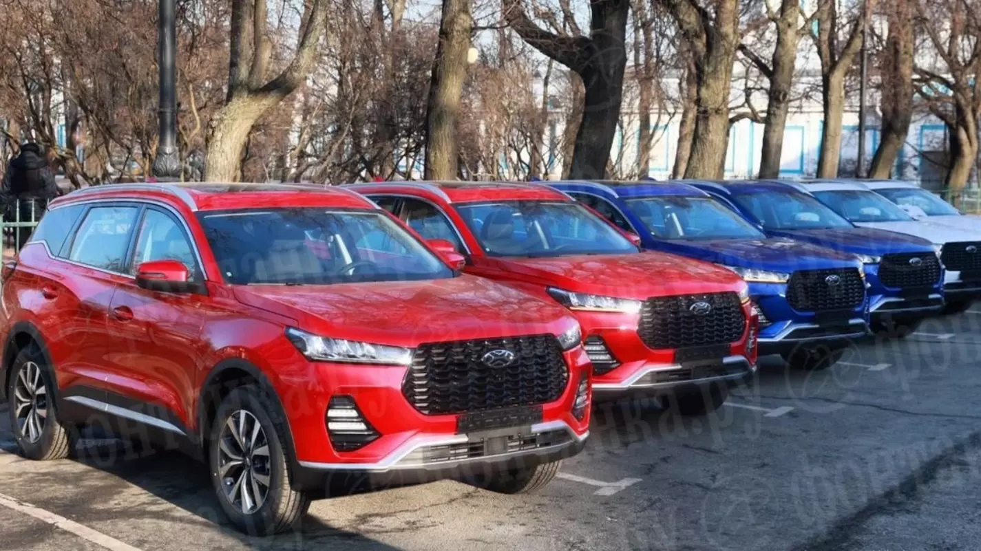 Несколько автомобилей нового бренда «Автозавода Санкт-Петербург» Xcite выставлены на парковке перед зданием правительства.