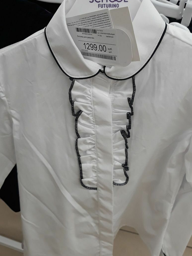 Самая "бюджетная" школьная блузка стоит  почти 1300 рублей.