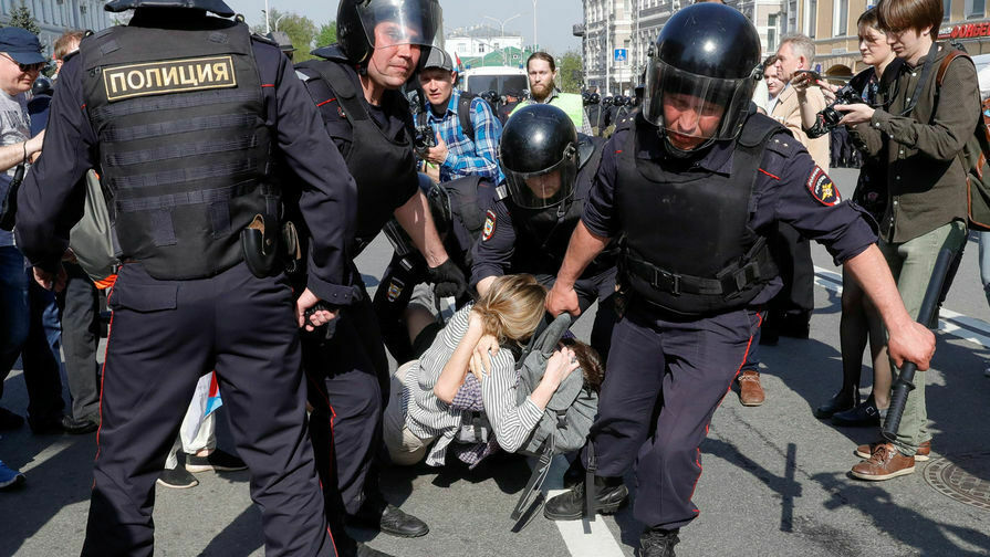 Госдума приняла закон, увеличивающий штрафы за сопротивление на митингах