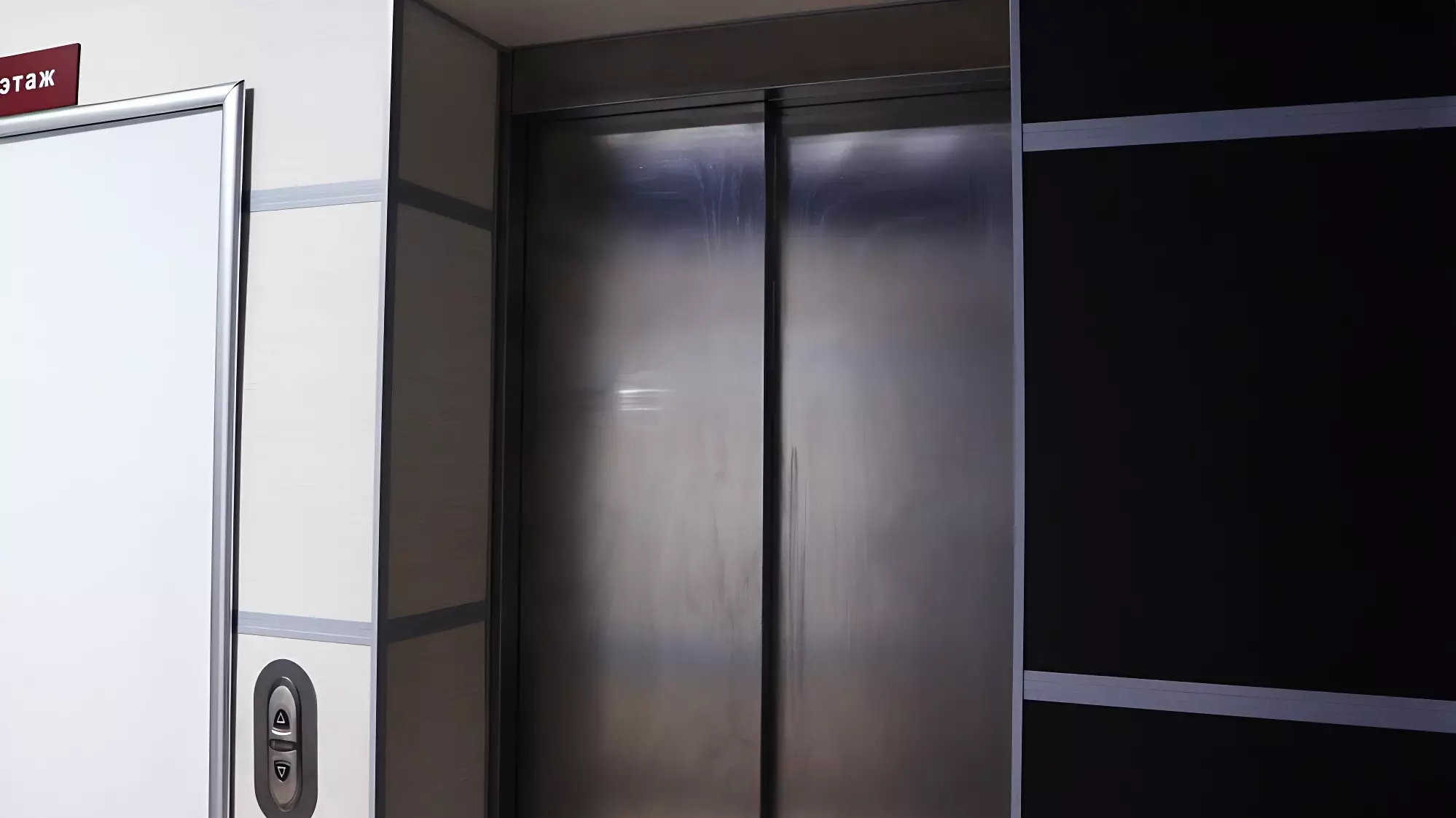 В Перми полицейский пытался украсть лифт из жилого дома
