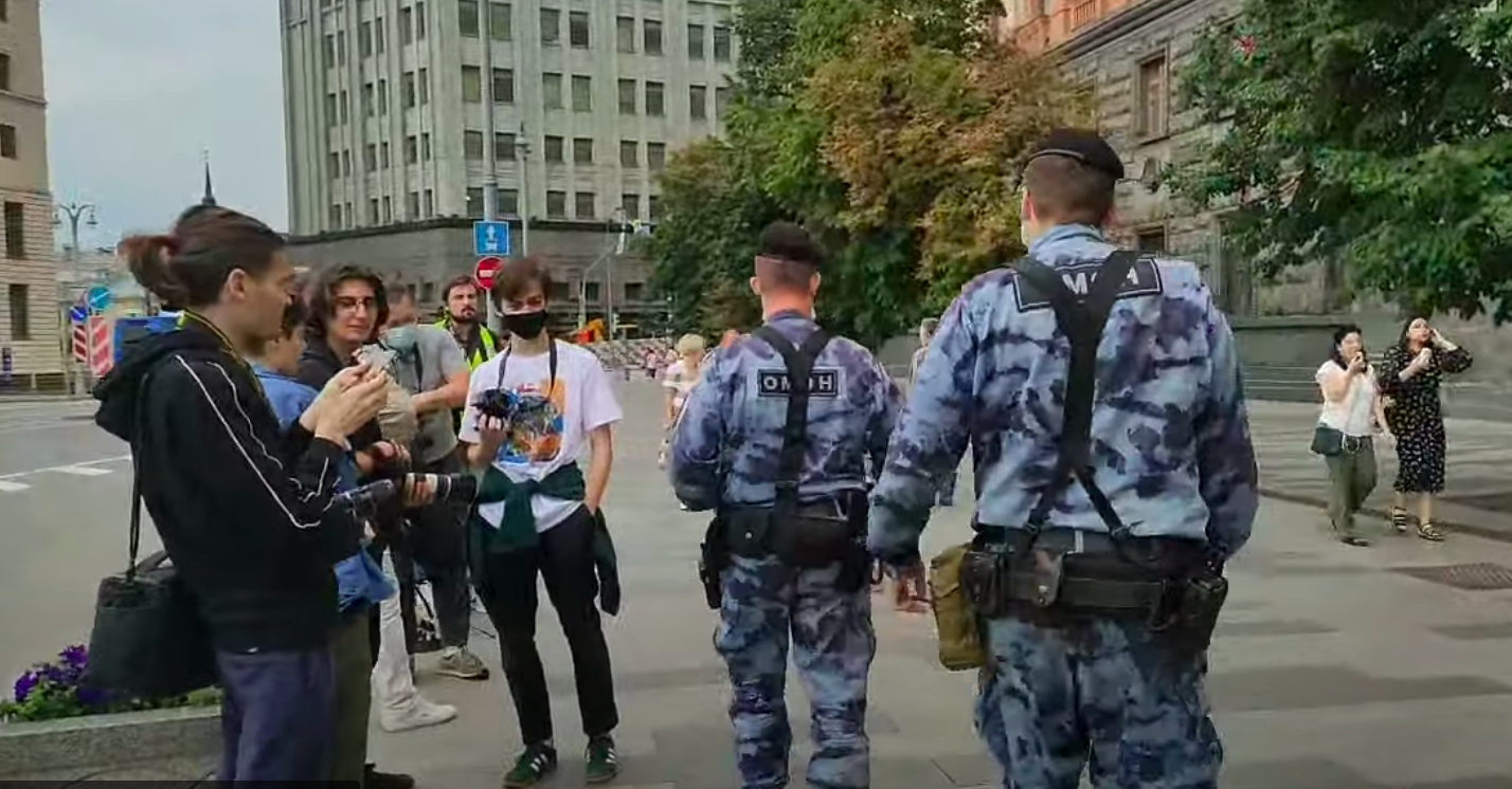 На Лубянке у здания ФСБ начались пикеты в поддержку СМИ-иноагентов