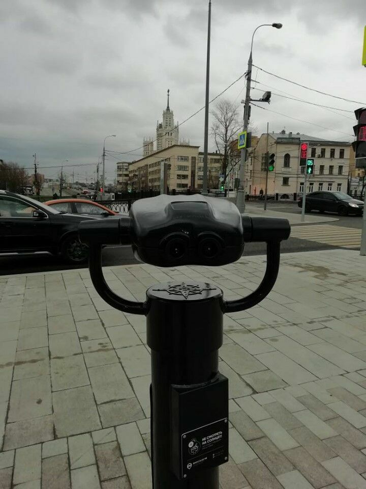 ФотКа дня: в Москве установлен бесполезный бинокуляр вместо парковки