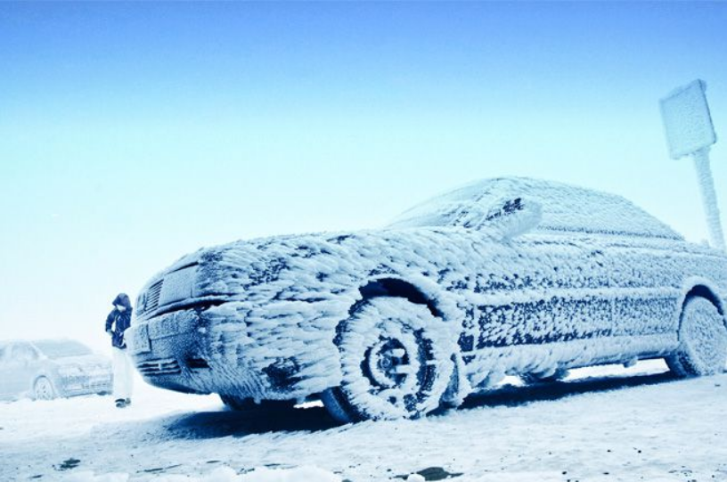Если ваша машина застряла на дороге во время снегопада: советы экспертов по выживанию