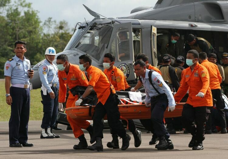 Спасатели нашли тела 30 жертв крушения самолета AirAsia у берегов Индонезии
