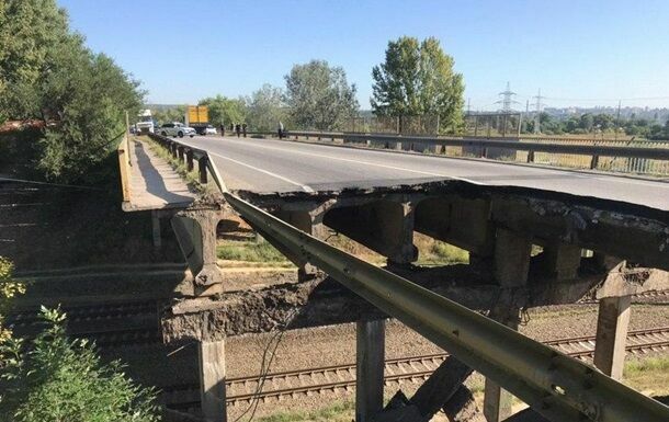 В Харькове развалился автомобильный мост