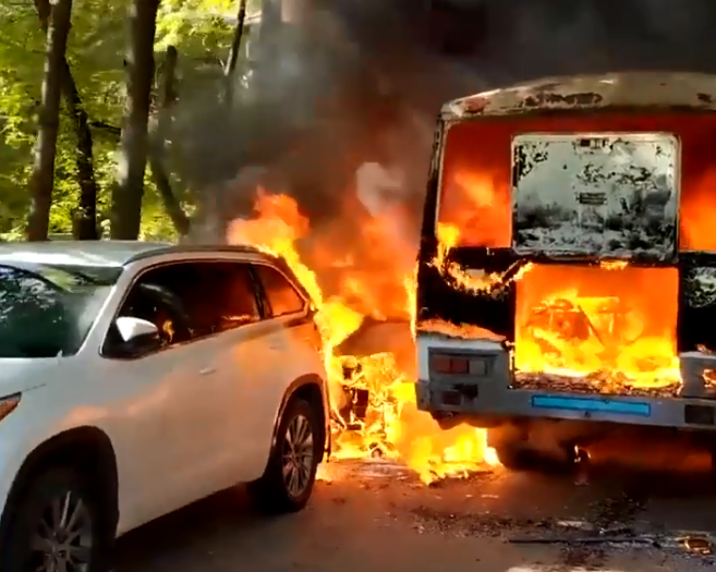 Видео: катафалк с гробом внутри загорелся в Нижнем Новгороде