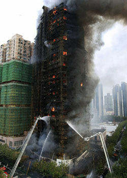 Число жертв пожара в Шанхае превысило 50 человек