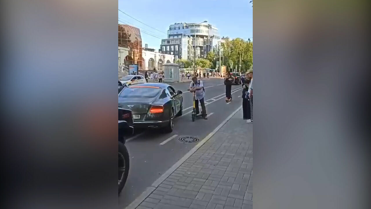 В Петербурге самокатчик прогнал Bentley и Hammer с велодорожки (видео)