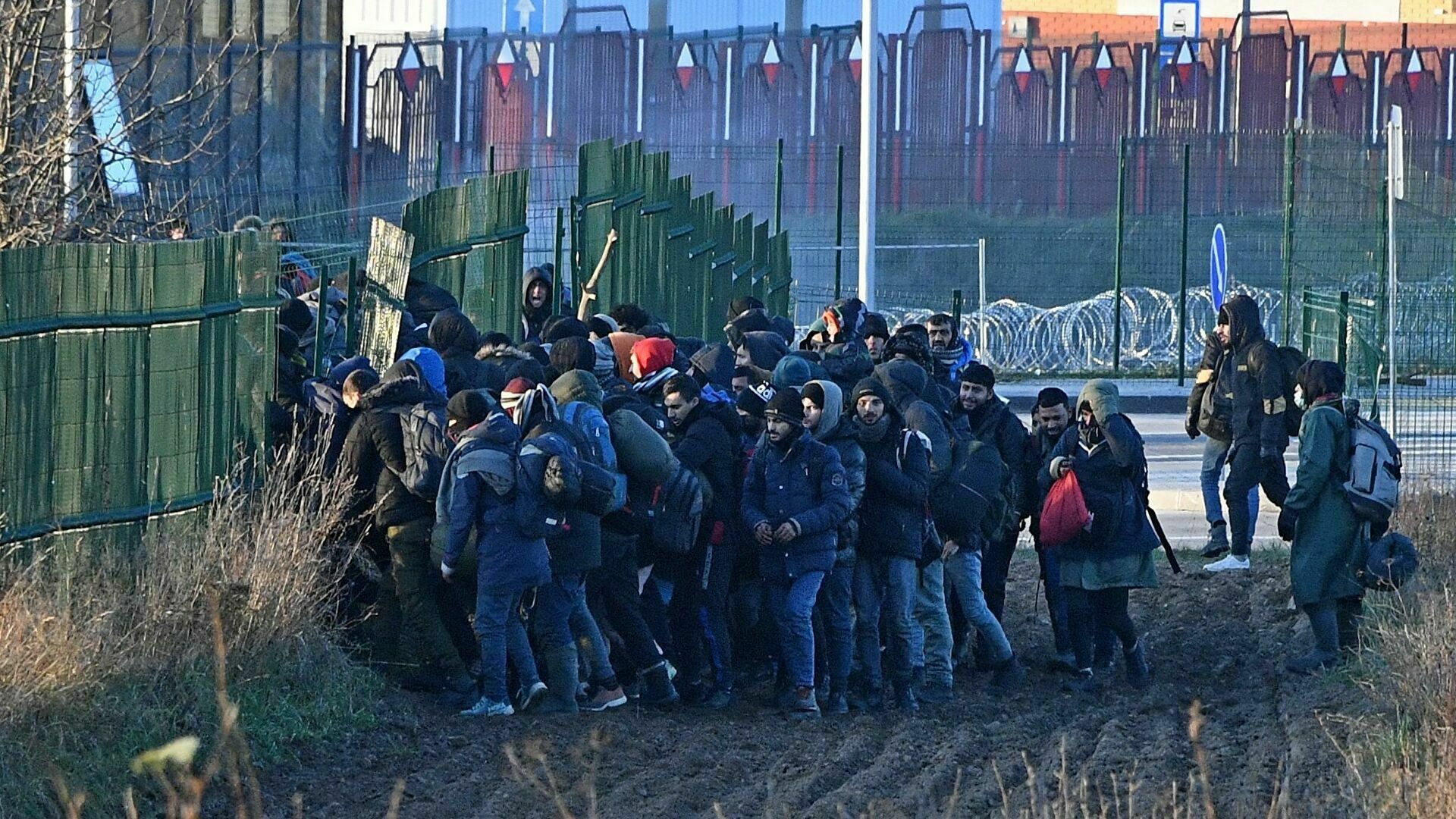 Беженцам удалось перебраться за колючую проволоку на границе Белоруссии и Польши