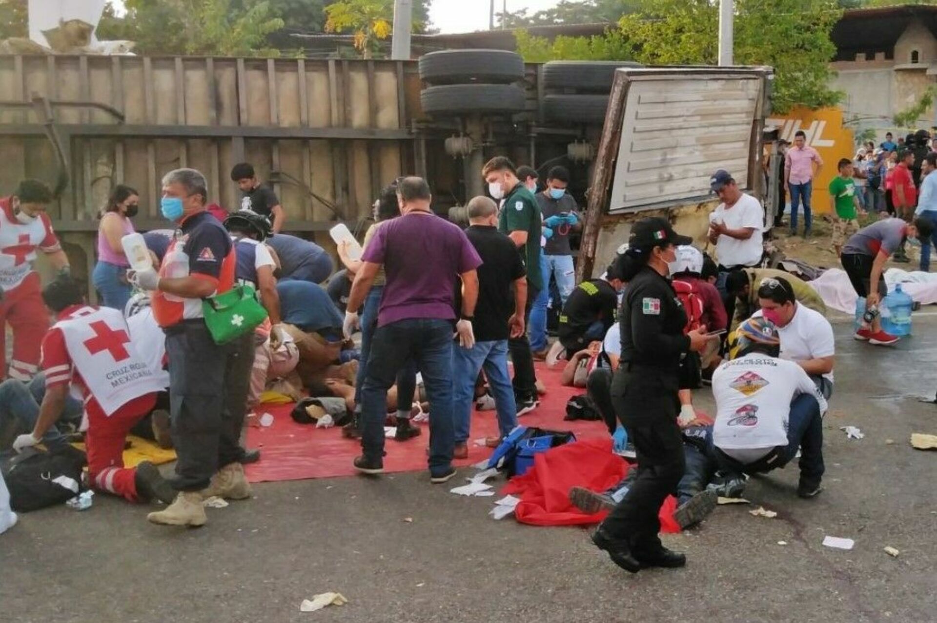 Мексика митинг. Мексиканские нелегалы в грузовике.