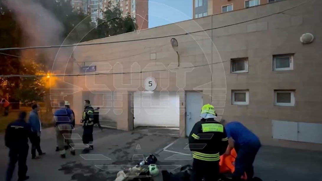В Москве на парковке ЖК «Весна на Балтийском» прорвало трубу с кипятком (ВИДЕО)