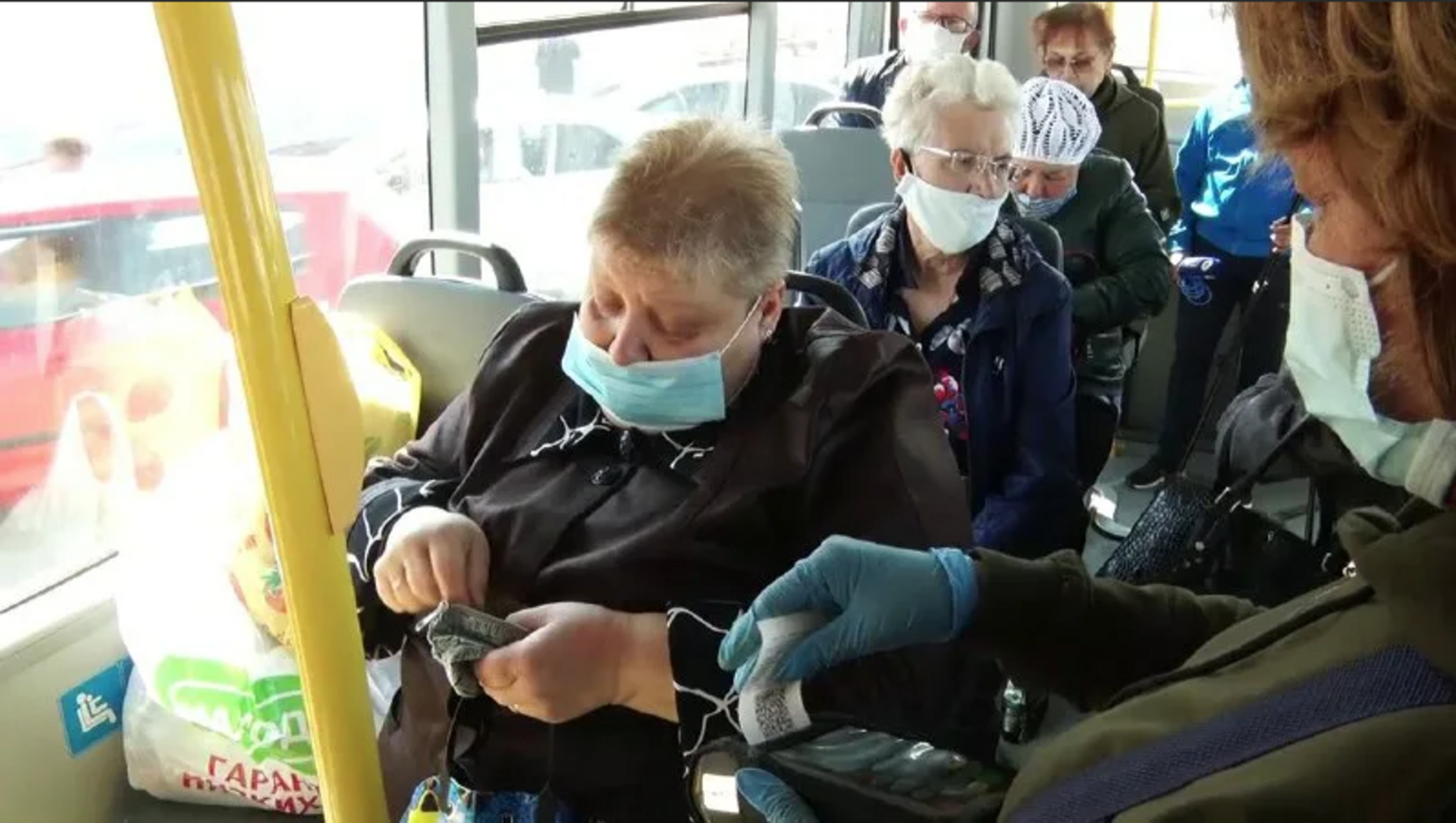 Проезд пенсионеров в спб в 2024 году. Пенсионеры в автобусе. Перчатки в общественном транспорте. Маски в общественном транспорте. Маска перчатки в транспорте.