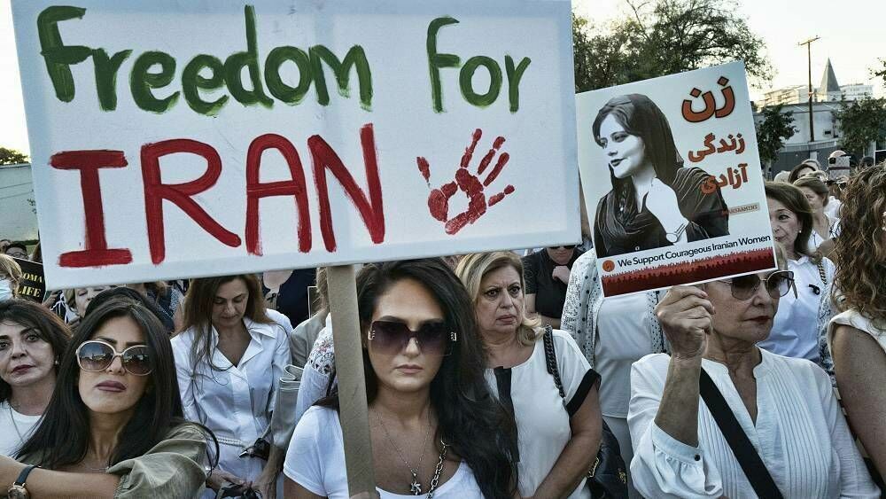 К протестам женщин в Иране присоединились их мужья, школьники и студенты