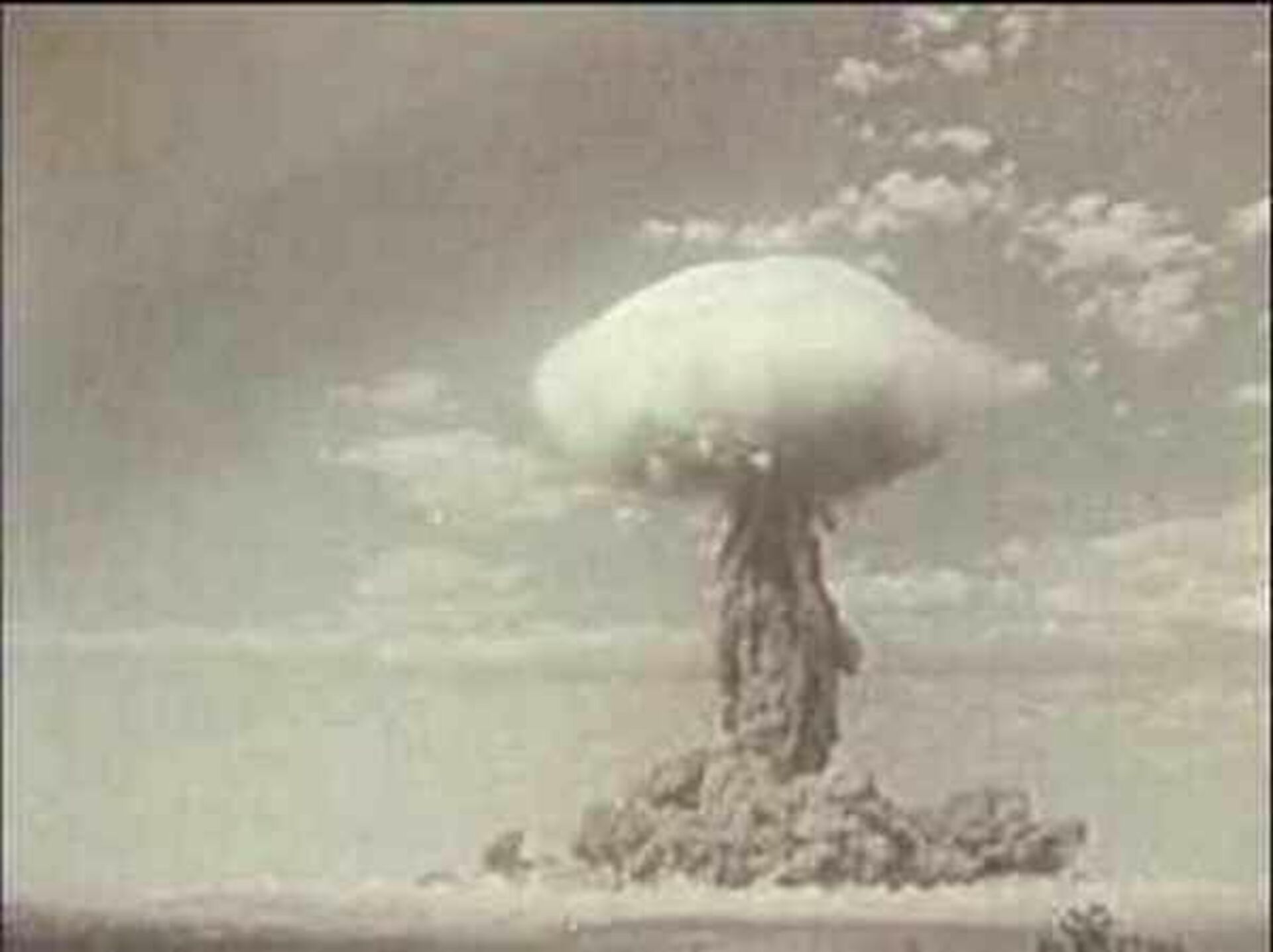 Тоцкий ядерный взрыв. Тоцкий полигон 1954 год ядерные испытания. Ядерный взрыв на Тоцком полигоне. Атомный взрыв 1954 Тоцкое. Ядерные учения на Тоцком полигоне 1954 года.