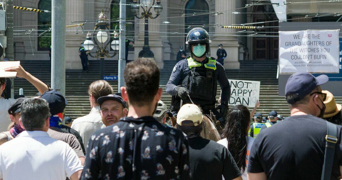 Протестующие против ковид-ограничений устроили беспорядки в Мельбурне