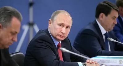 Путин призвал проиндексировать зарплаты бюджетников вне "майских указов"
