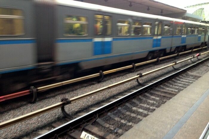 Мужчина открыл стрельбу по поезду московского метро