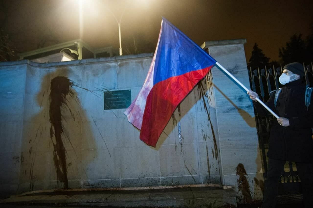 Забор посольства РФ в Праге облили кетчупом