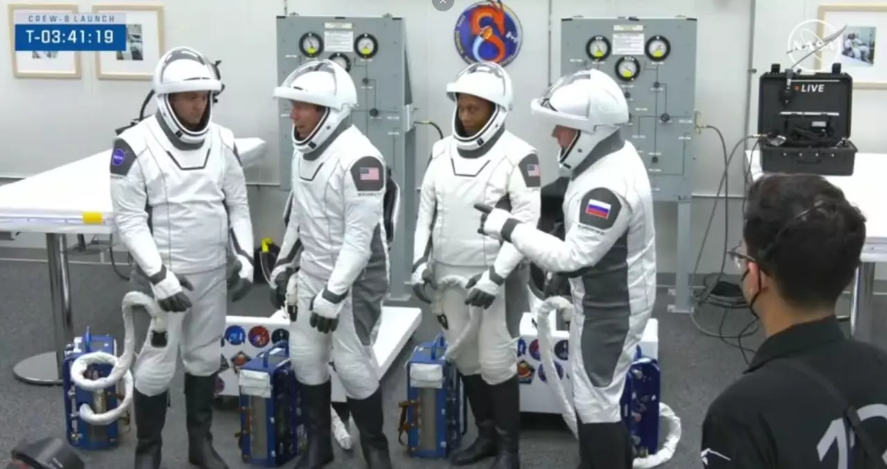 Экипаж Crew Dragon готовится к полету на МКС