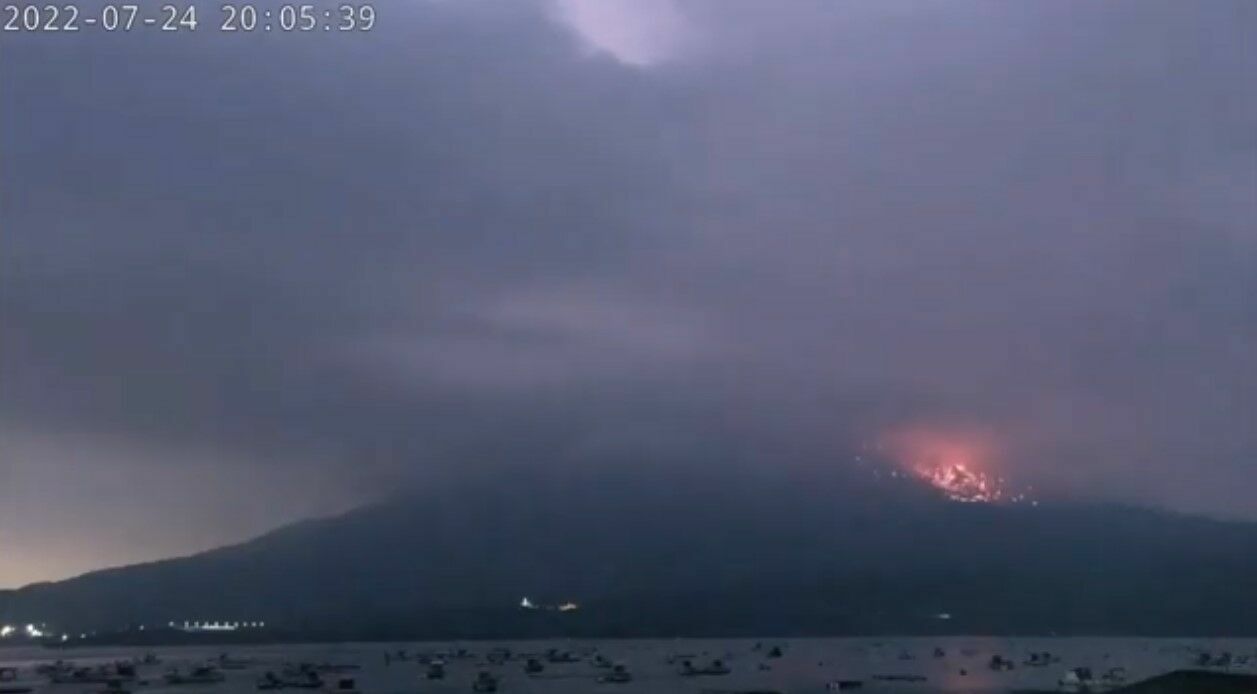 На острове Кюсю в Японии произошло взрывное извержение вулкана Сакурадзима (ВИДЕО)