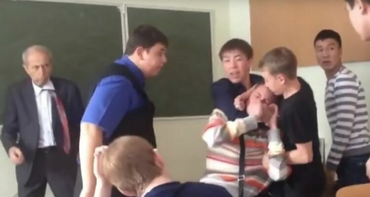 В Якутии студент колледжа получил выговор за избиение преподавателя