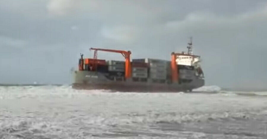Спасатели МЧС спасли всех моряков с терпящего бедствие панамского судна