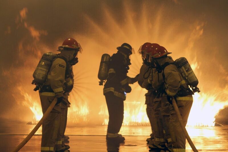 В Новосибирске спасатели тушат пожар в производственном здании