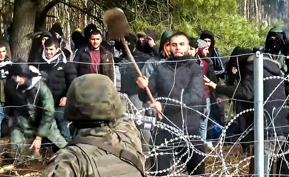 Беженцы пытаются прорваться в Польшу