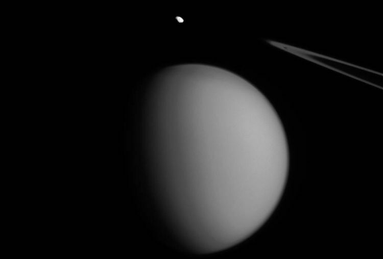 NASA показало снимки Пандоры и Титана - спутников Сатурна