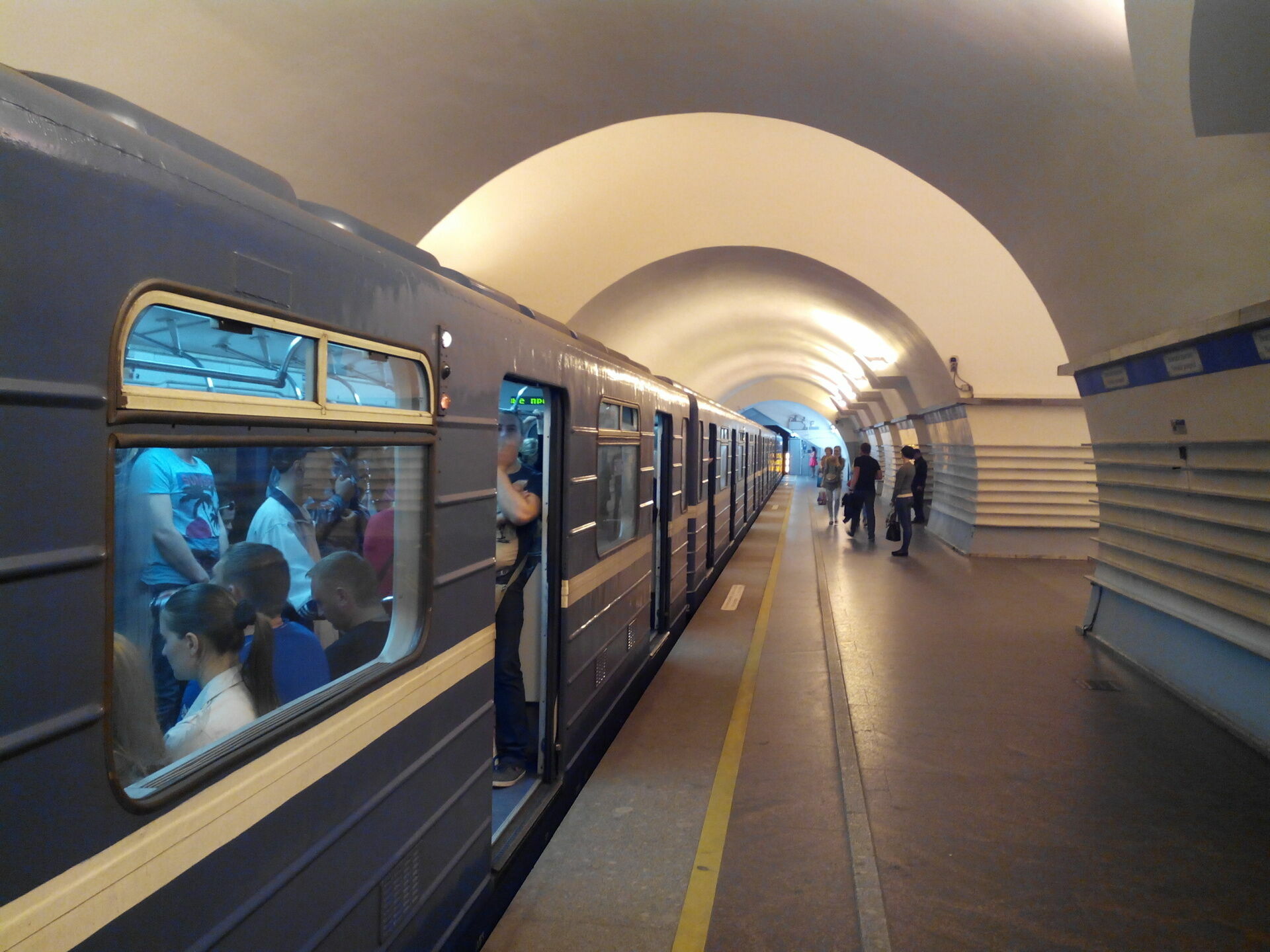 В Санкт-Петербурге уволили выходивших на митинги сотрудников метро