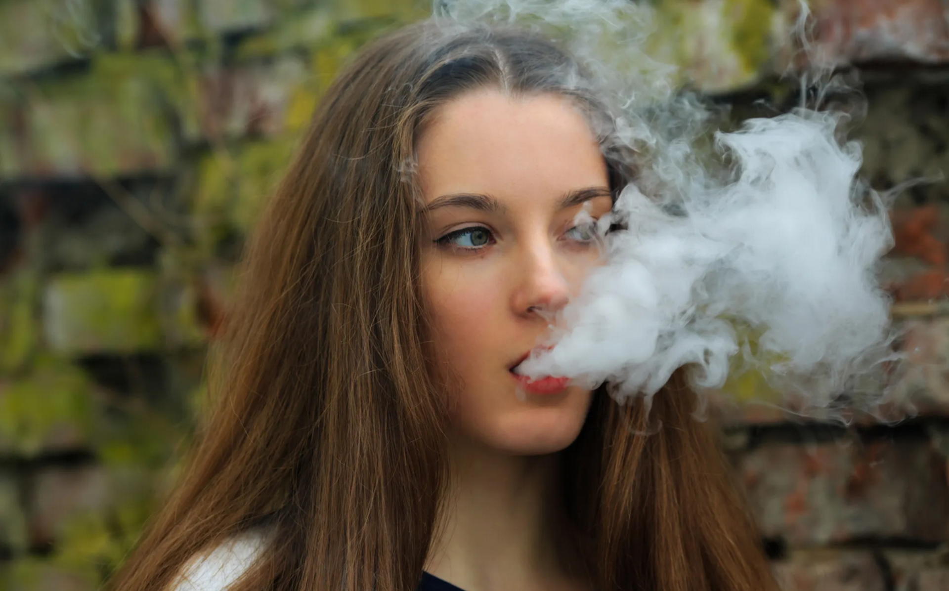 Дети курящие вейп. Девочки курят. Курящие девушки подростки. Фотосессия с электронной сигаретой. Девушка подросток курит.
